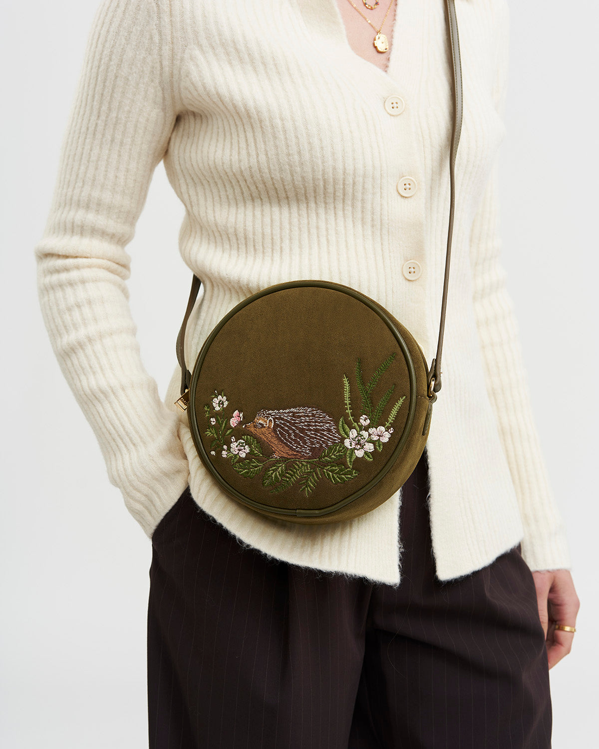 fable-england-chloe-hedgehog-circle-tasche-khaki-bestickt image 2