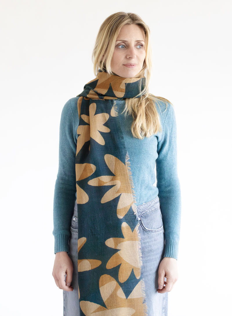 djian-kari-schal-merinowolle-beige-blau-floral image 3