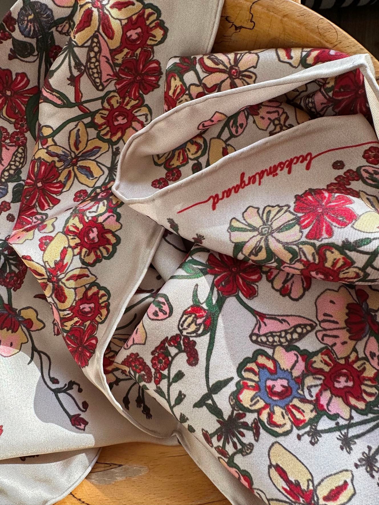 becks-ndergaard-floralia-sia-tuch-multi-col-seide-65x65 image 3