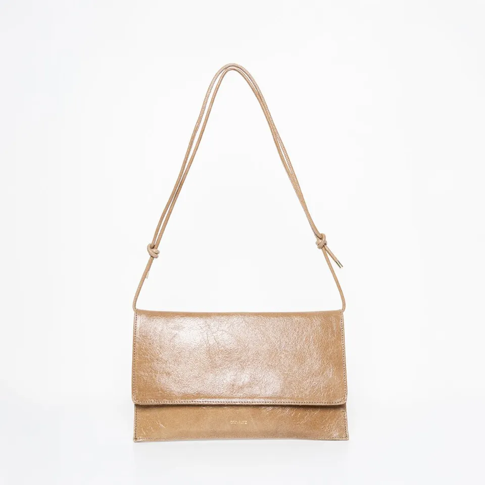 ann-kurz-thin-clutch-lackleder-taupe-mit-riemen image 1