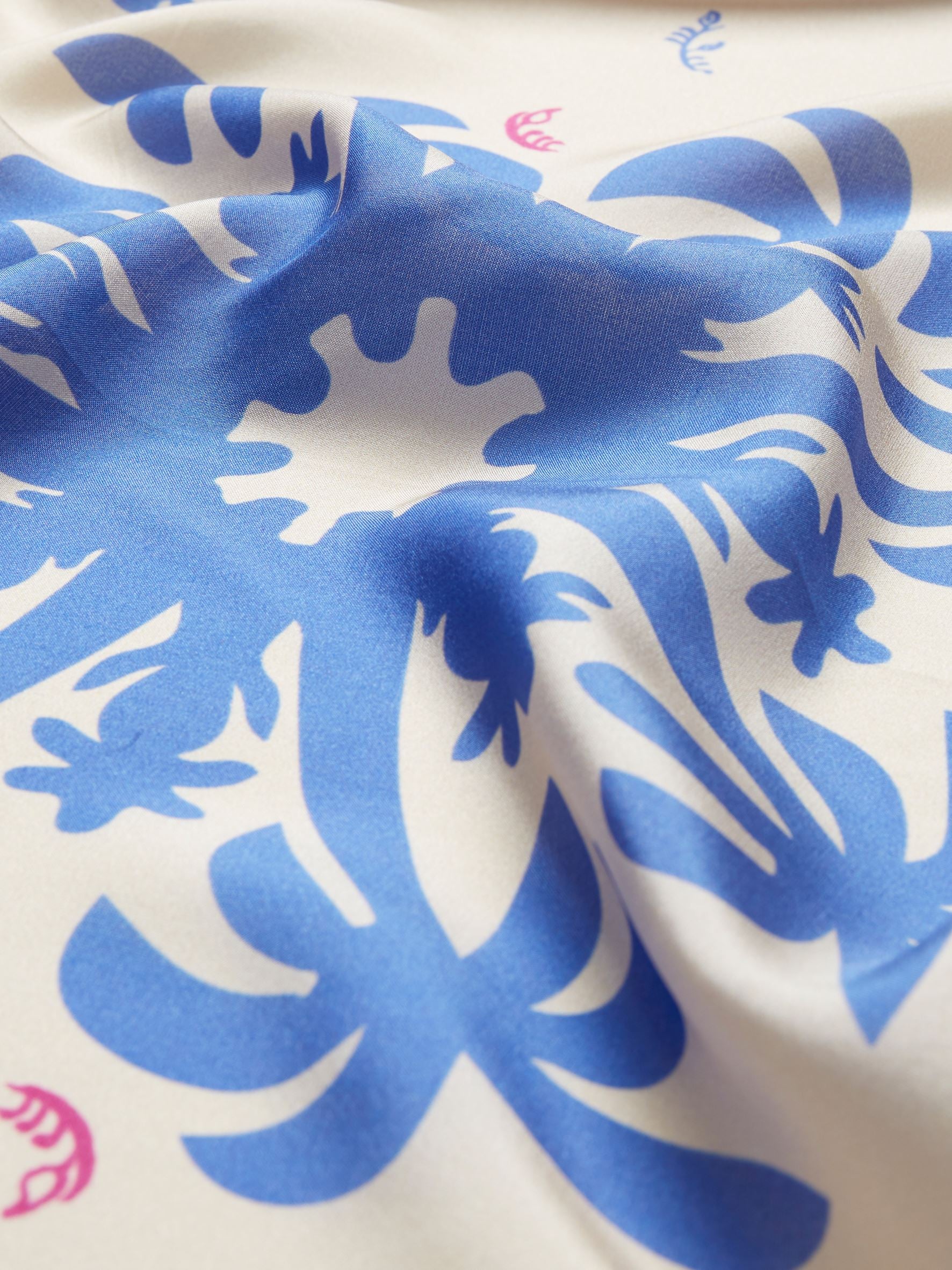 becks-ndergaard-palmira-sia-seidenschal-amparo-blue-65x65 image 3