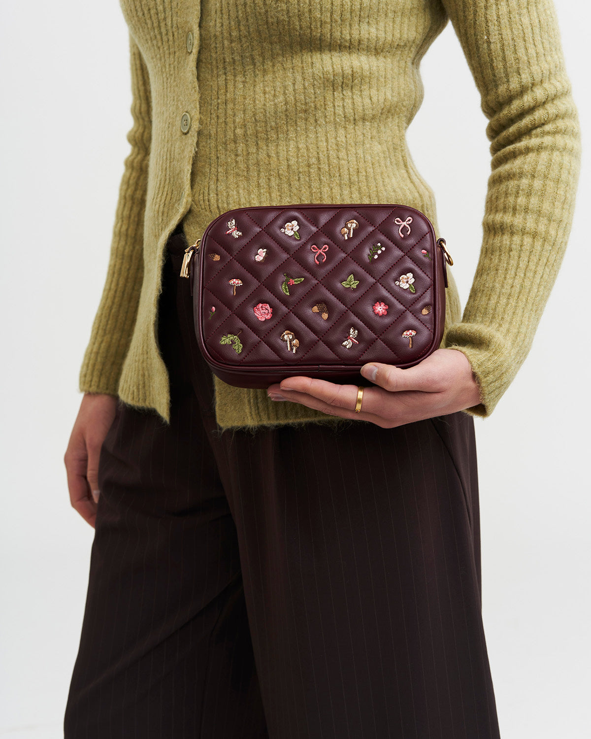 fable-england-alice-orla-camera-bag-bordeaux-stickerei-pilze image 4