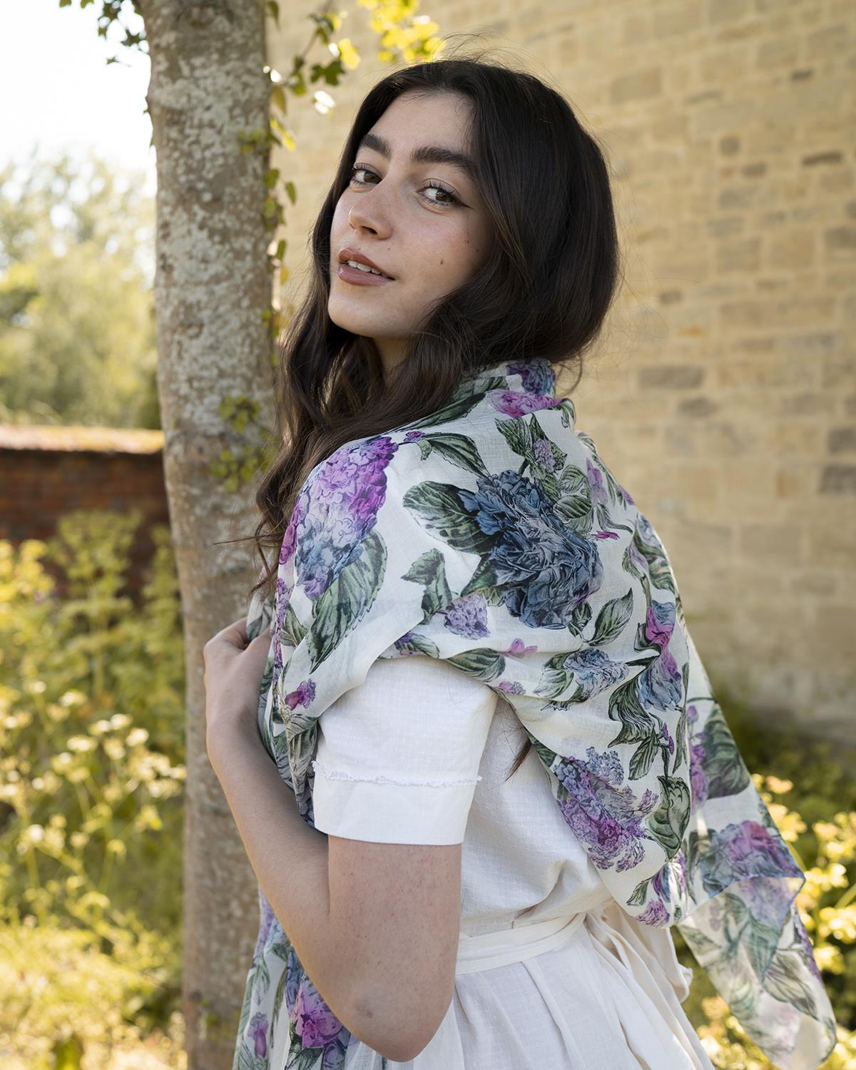 fable-england-hydrangea-scarf-schal-leicht-hortensie image 2