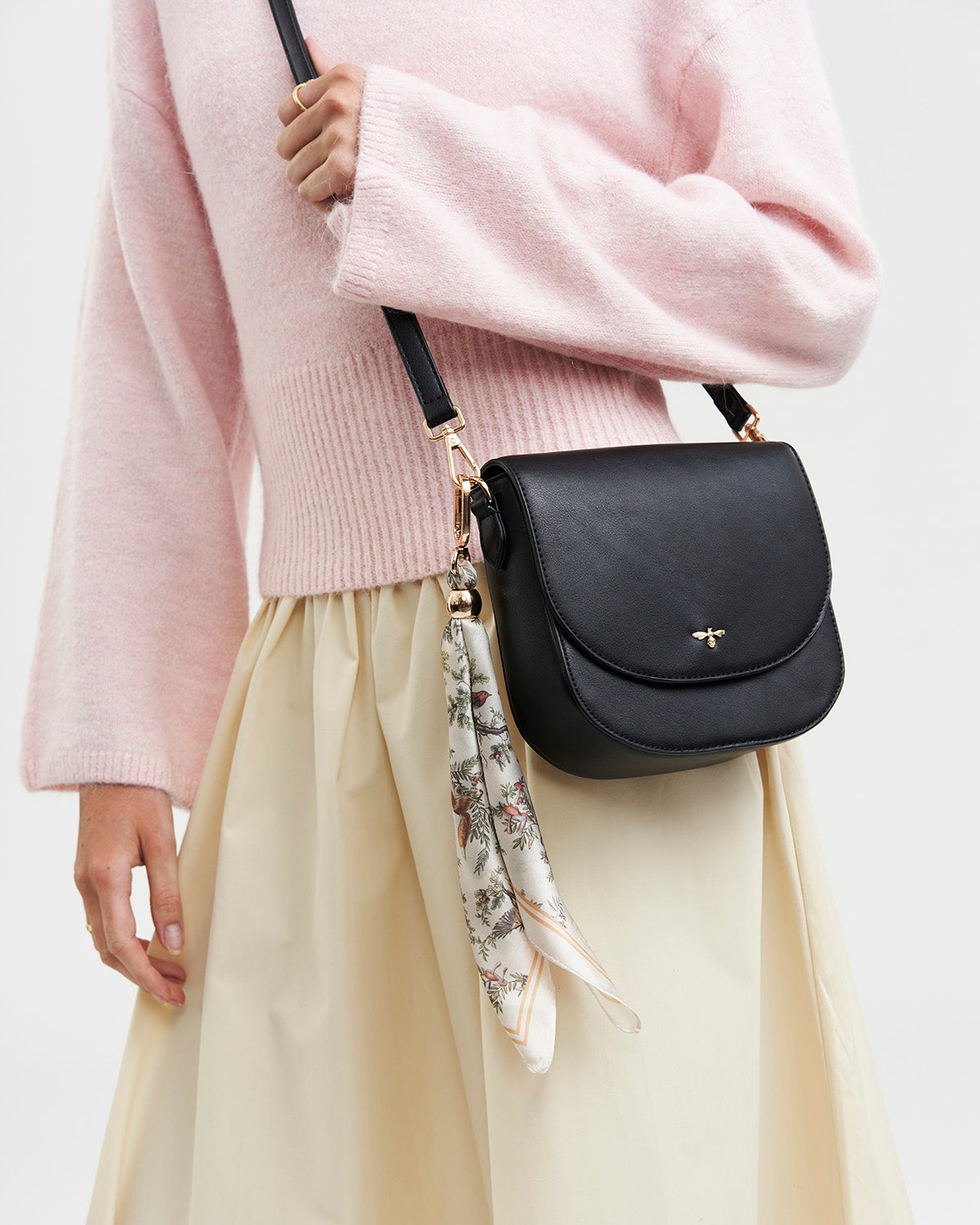 fable-england-beth-saddle-crossbody-schwarz-genarbt-tuch image 7