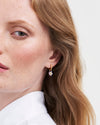 fable-england-nightshade-huggie-ohrringe-gold-violett image 3