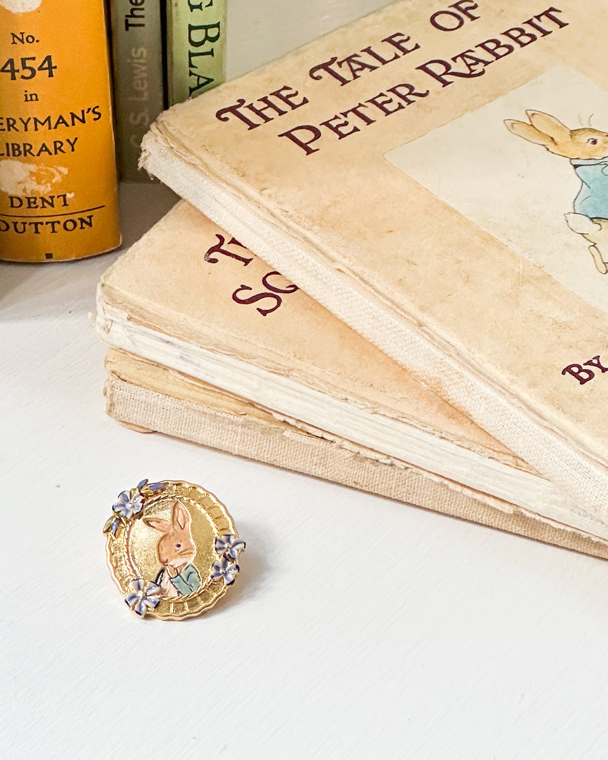 fable-england-x-peter-rabbit-cameo-brosche-gold image 2