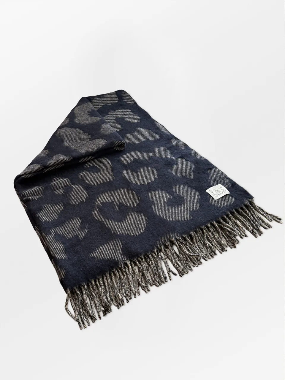 becks-ndergaard-graphileola-wool-blanket-decke-blau-130x180 image 1