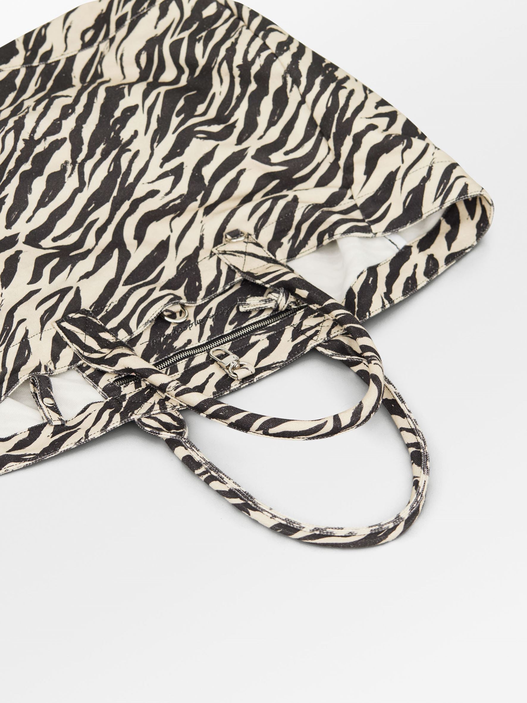 becks-ndergaard-zerona-canvas-camila-tasche-schwarz image 2