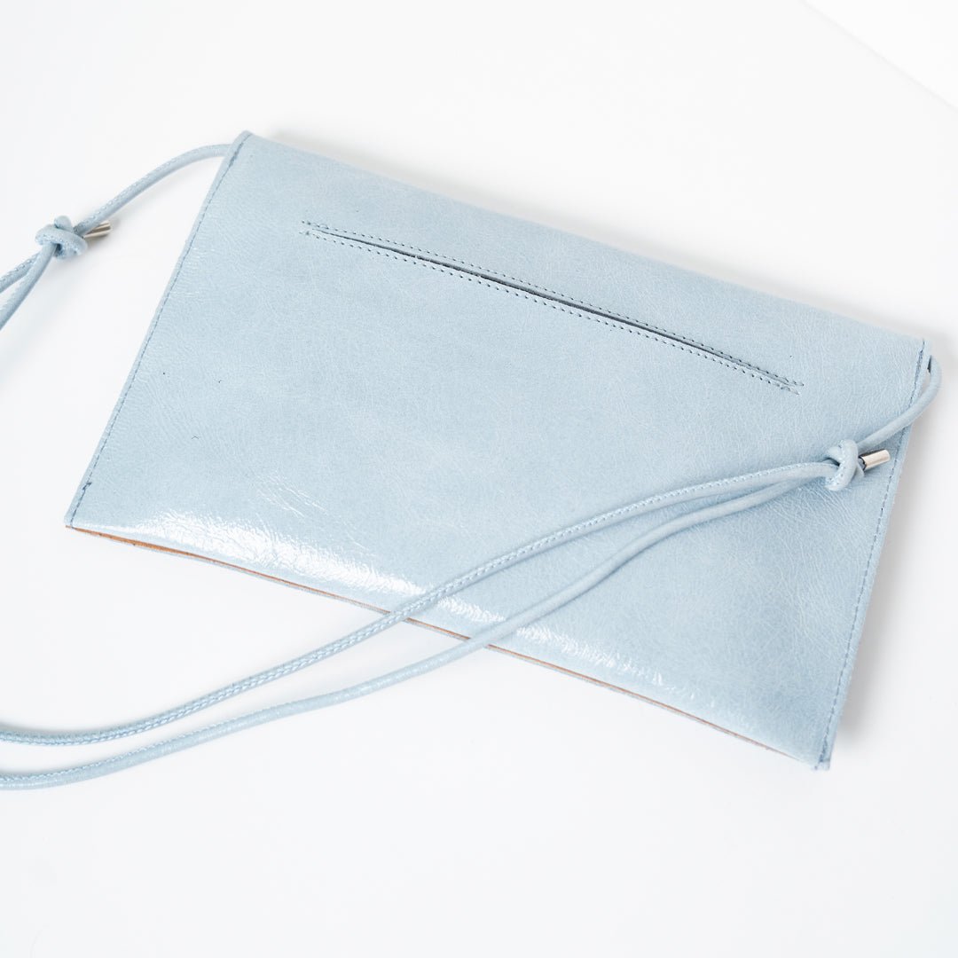 ann-kurz-thin-clutch-lackleder-clutch-celeste-handyfach image 6