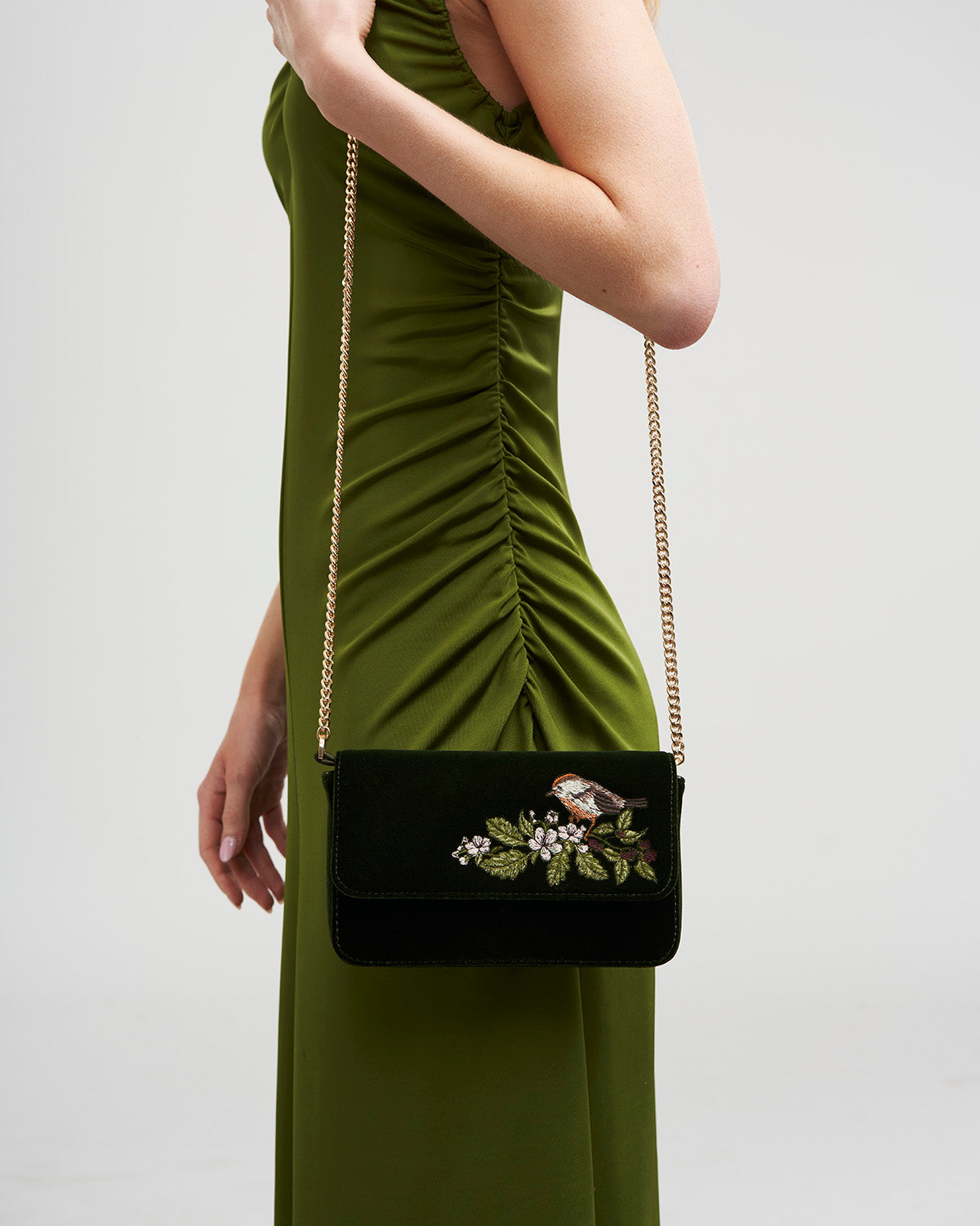fable-england-sophia-wren-tasche-gr-n-samt-stickerei image 2
