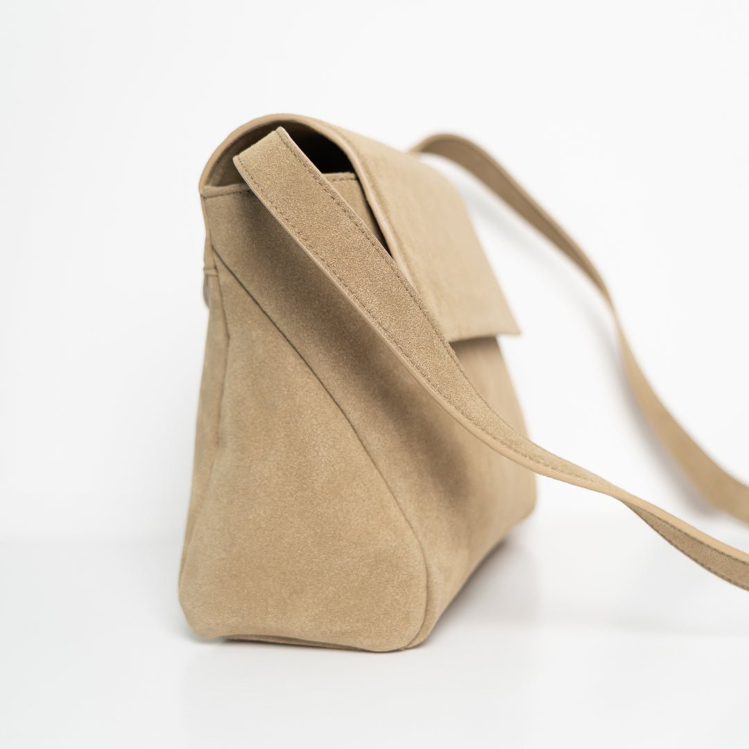 ann-kurz-crossbody-umh-ngetasche-recycled-suede-taupe-mit-klappe image 4