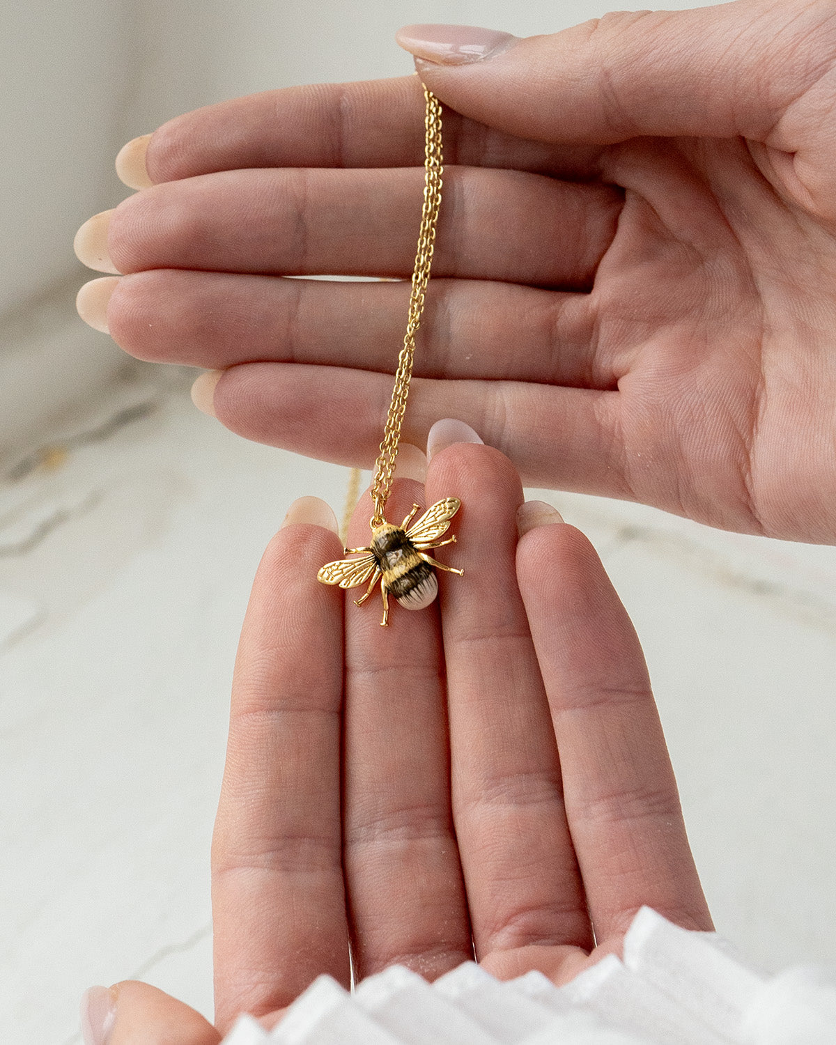 fable-england-bee-schmuckset-biene-gold-huggies image 3