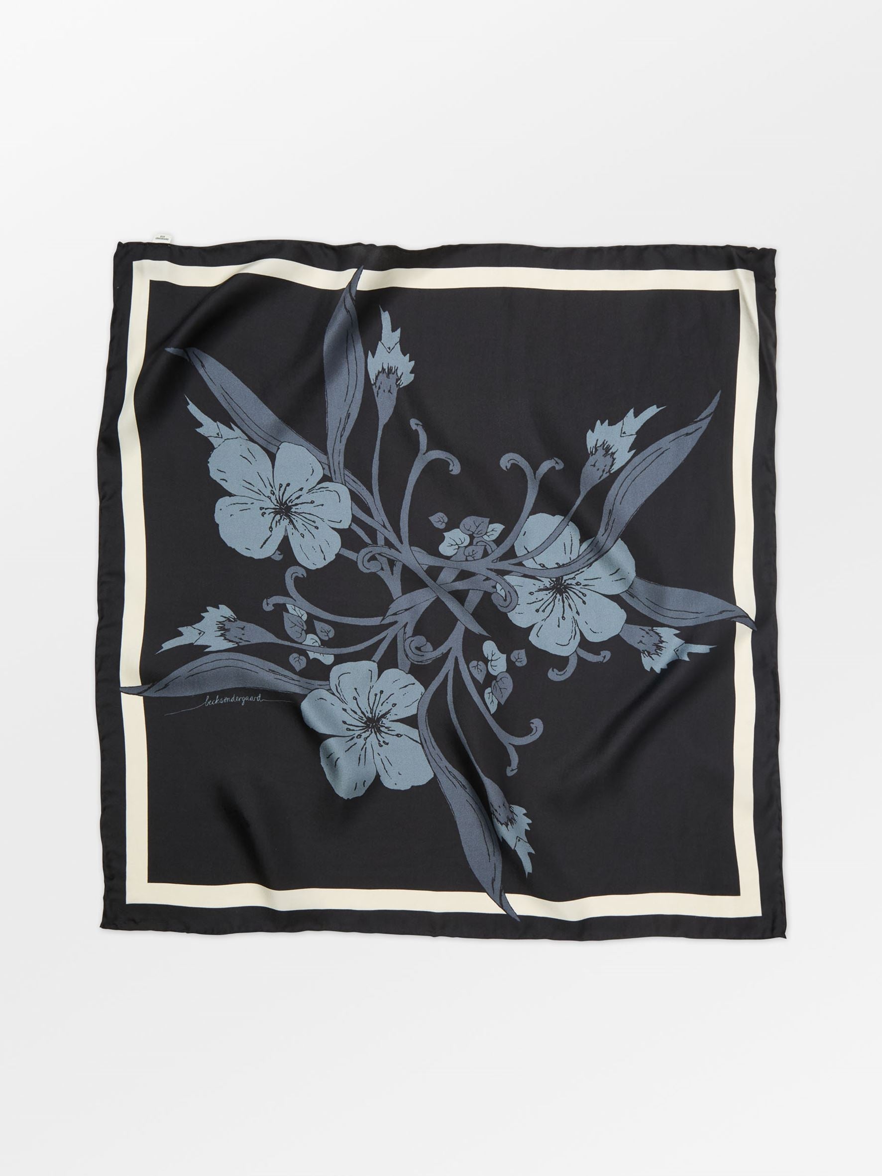 becks-ndergaard-magna-flower-sia-tuch-seide-schwarz-65x65 image 1