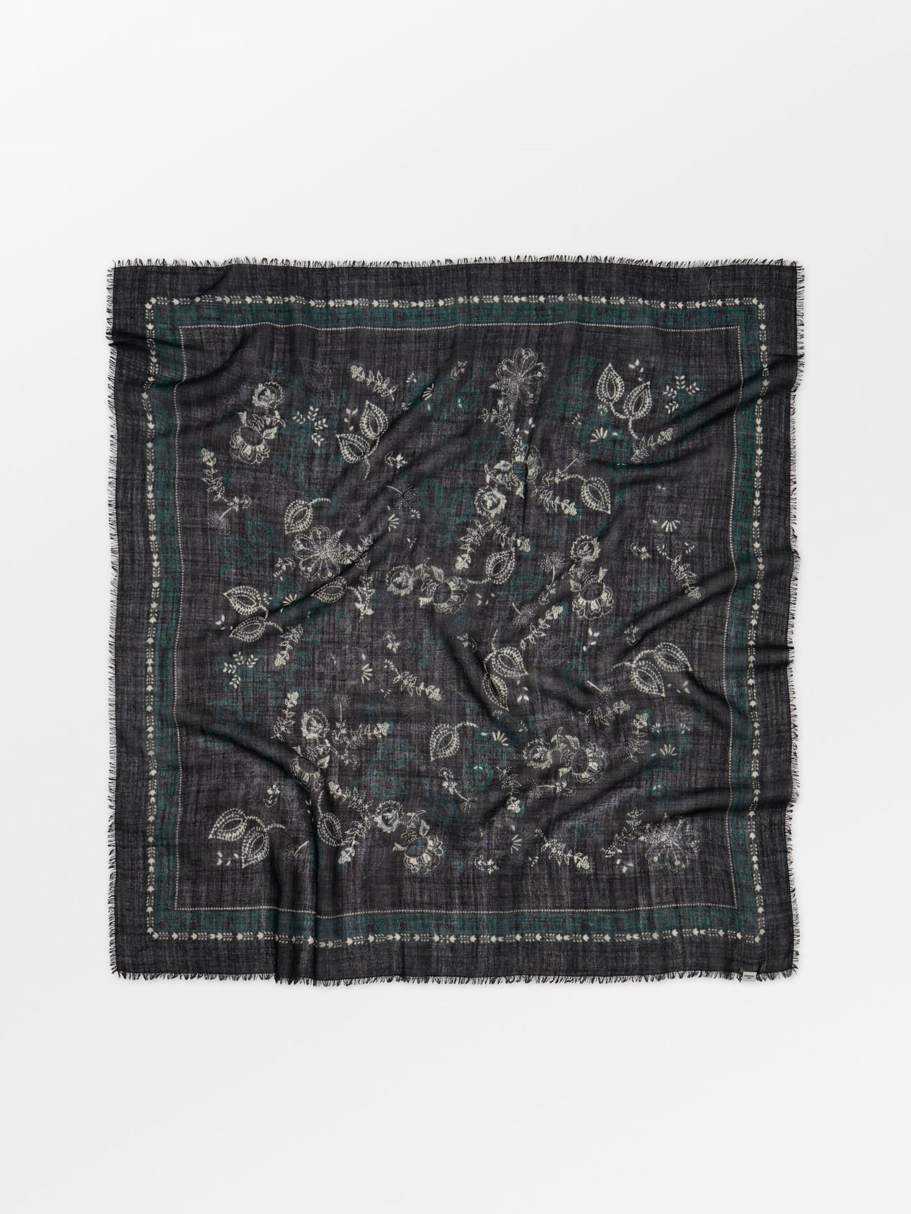 becks-ndergaard-dotted-flora-woo-scarf-schal-wolle-schwarz-90x90 image 1