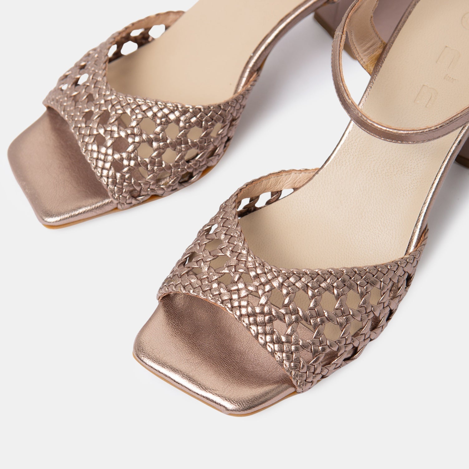ann-kurz-braided-heel-sandalen-metallic-rame-leder image 2