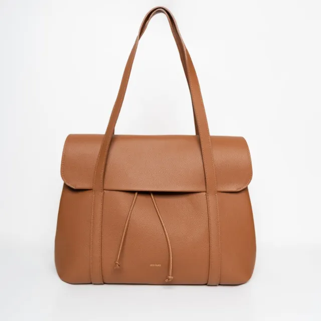 ann-kurz-the-greatest-shopper-shopper-grain-leather-brown-laptop image 1