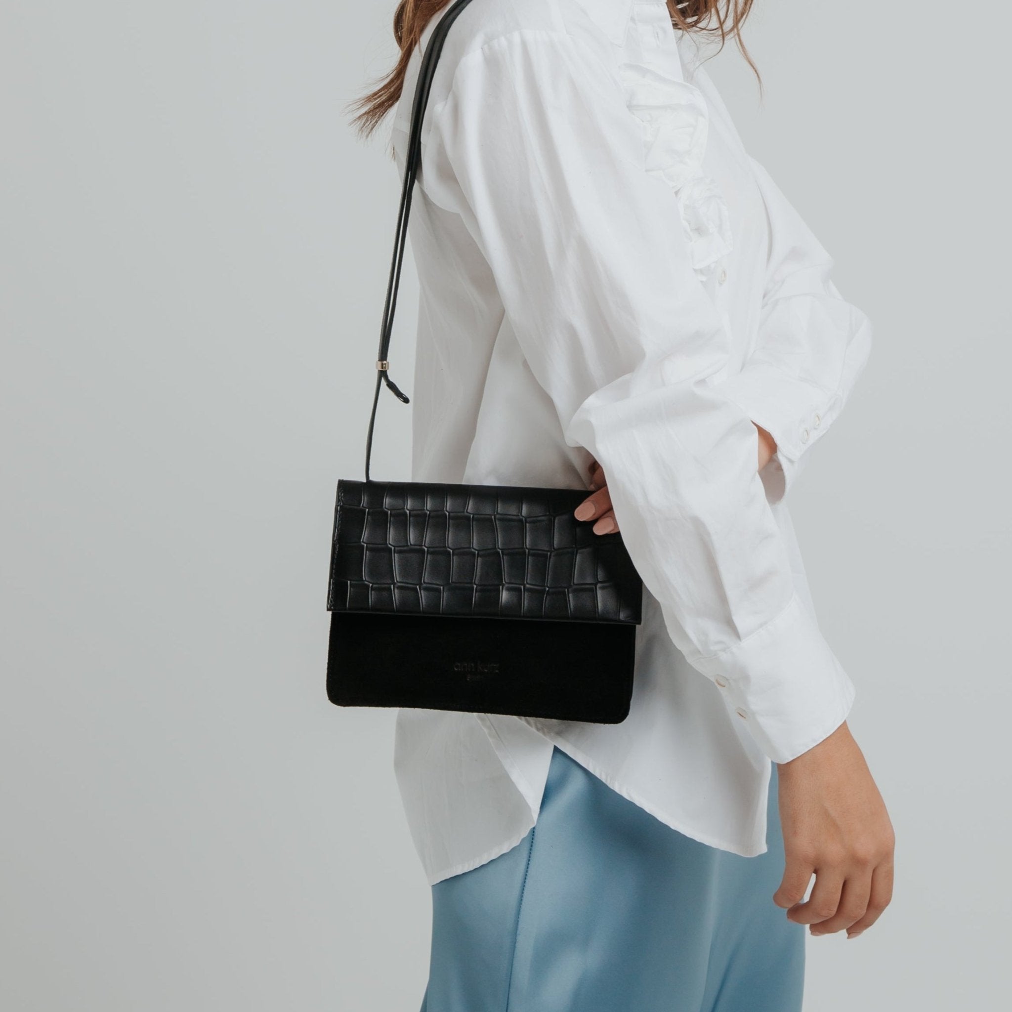 ann-kurz-phone-bag-medium-handytasche-croco-schwarz image 6