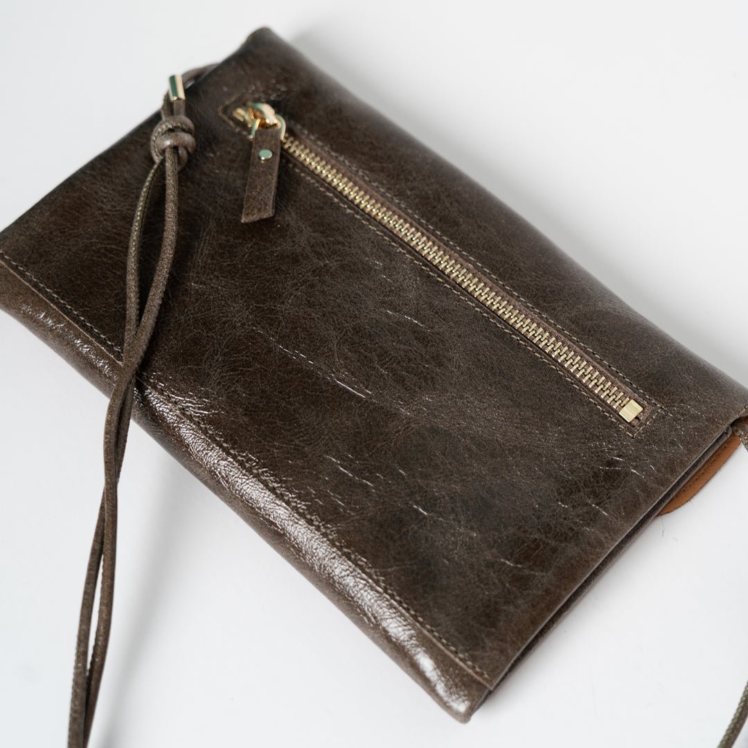 ann-kurz-cute-clutch-lackleder-clutch-fango-kartenfach image 3