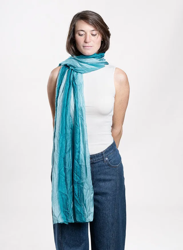 djian-pattee-schal-reine-seide-blau-batik-gestreift image 1