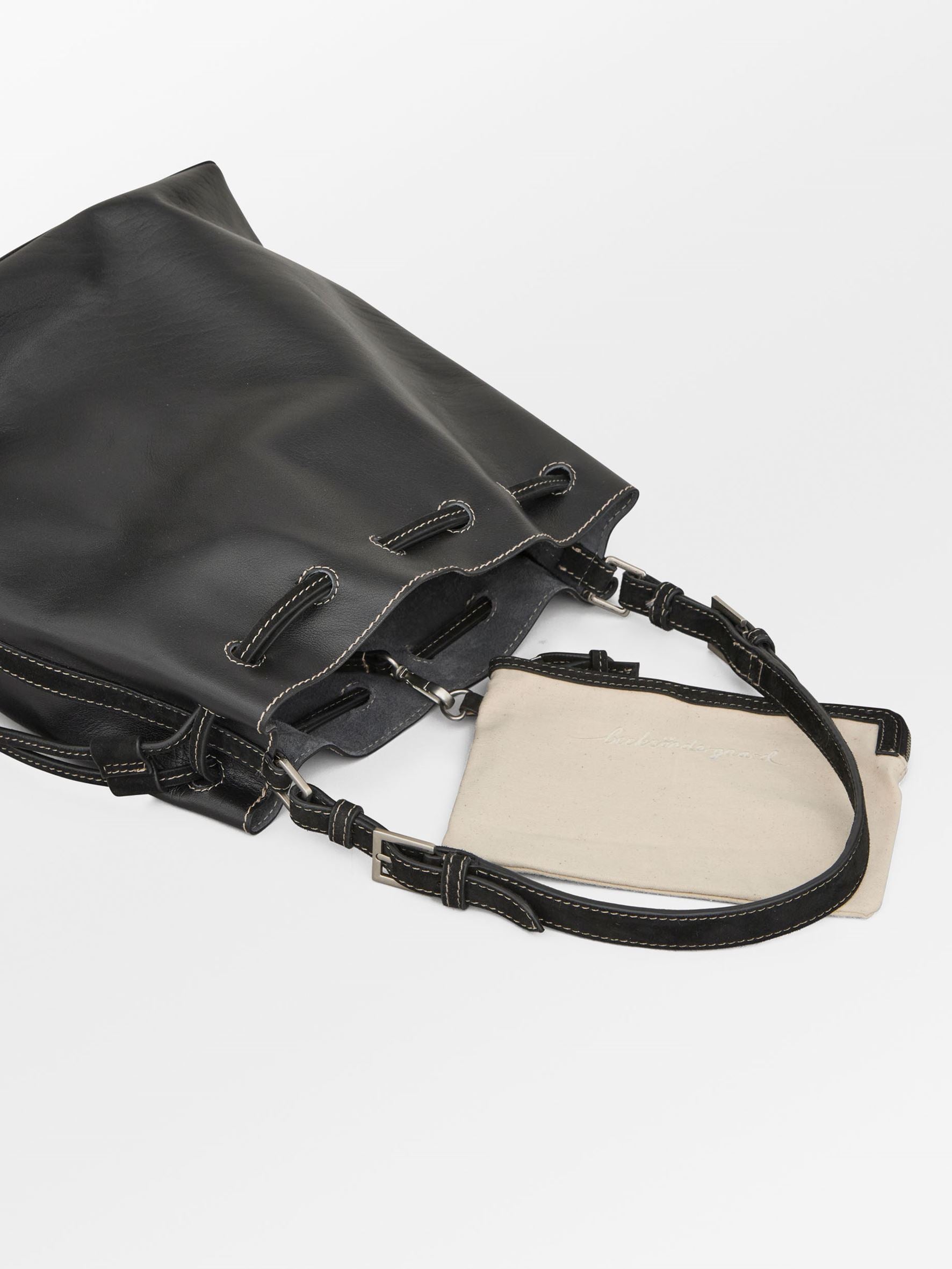 becks-ndergaard-smooth-bucket-bag-leder-schwarz-24x30 image 5