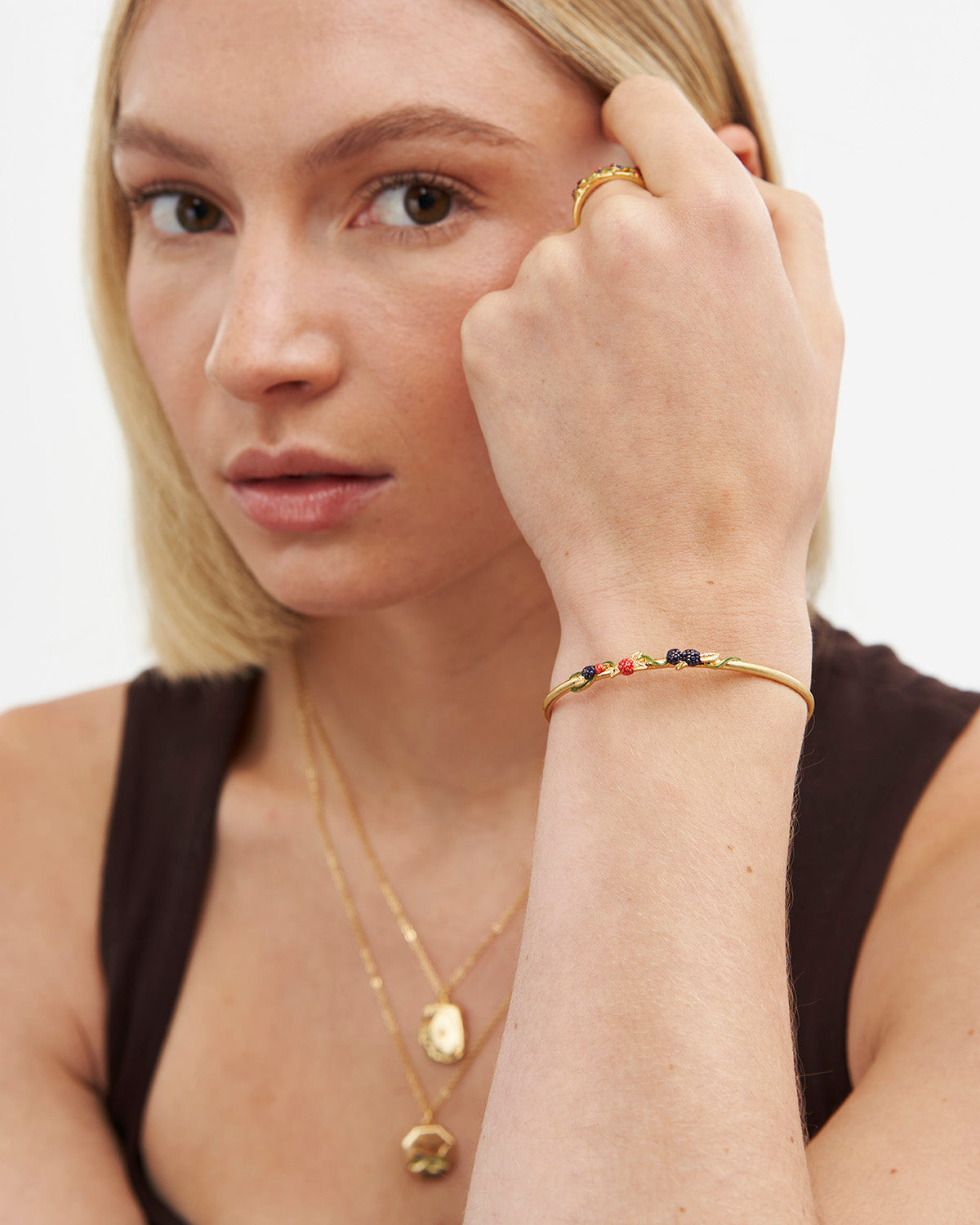 fable-england-jewellery-orla-hedgerow-armreif-gold-beeren image 7