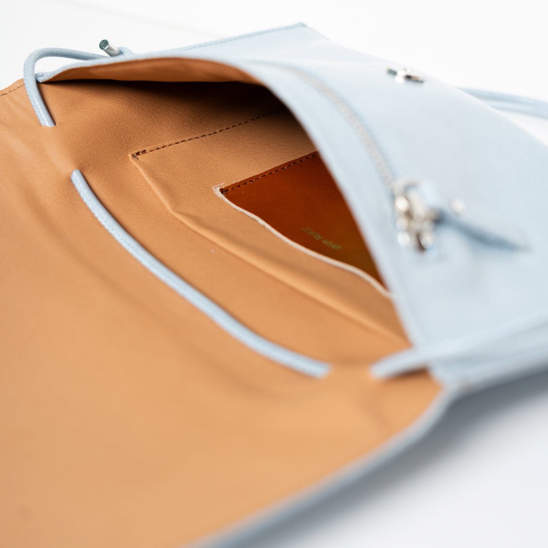 ann-kurz-thin-clutch-lackleder-clutch-celeste-handyfach image 4