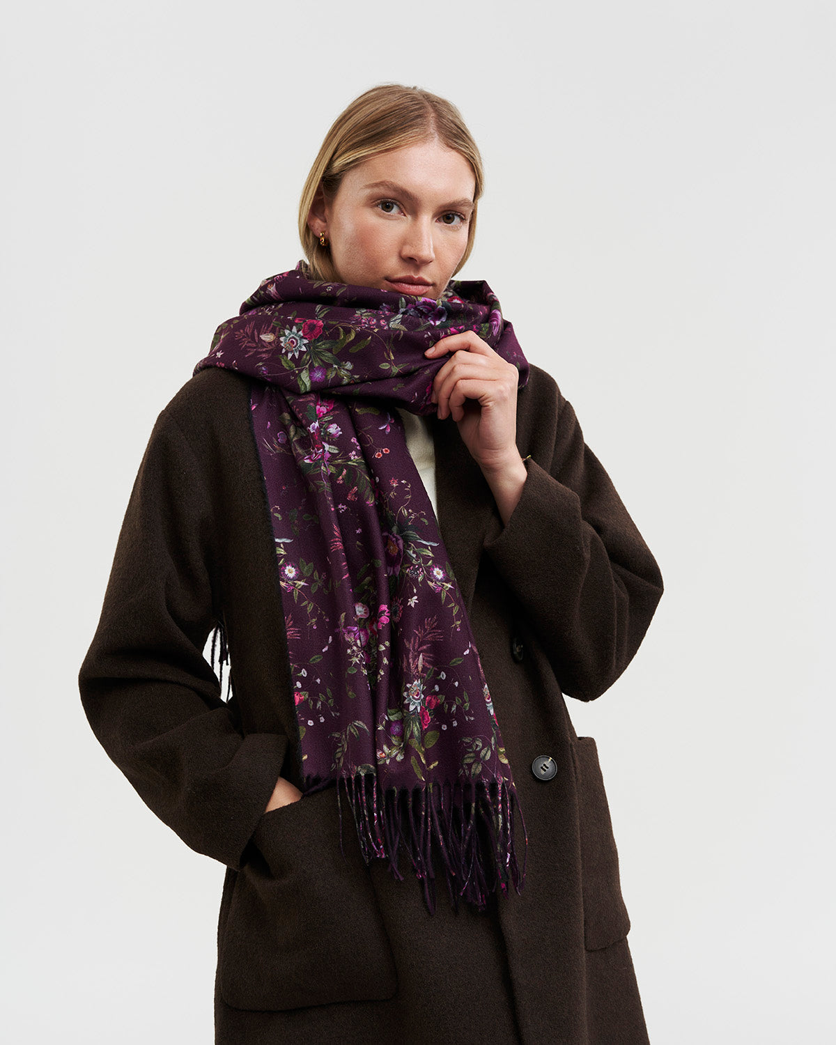 fable-england-eve-floral-schal-burgundy-mit-fransen image 2