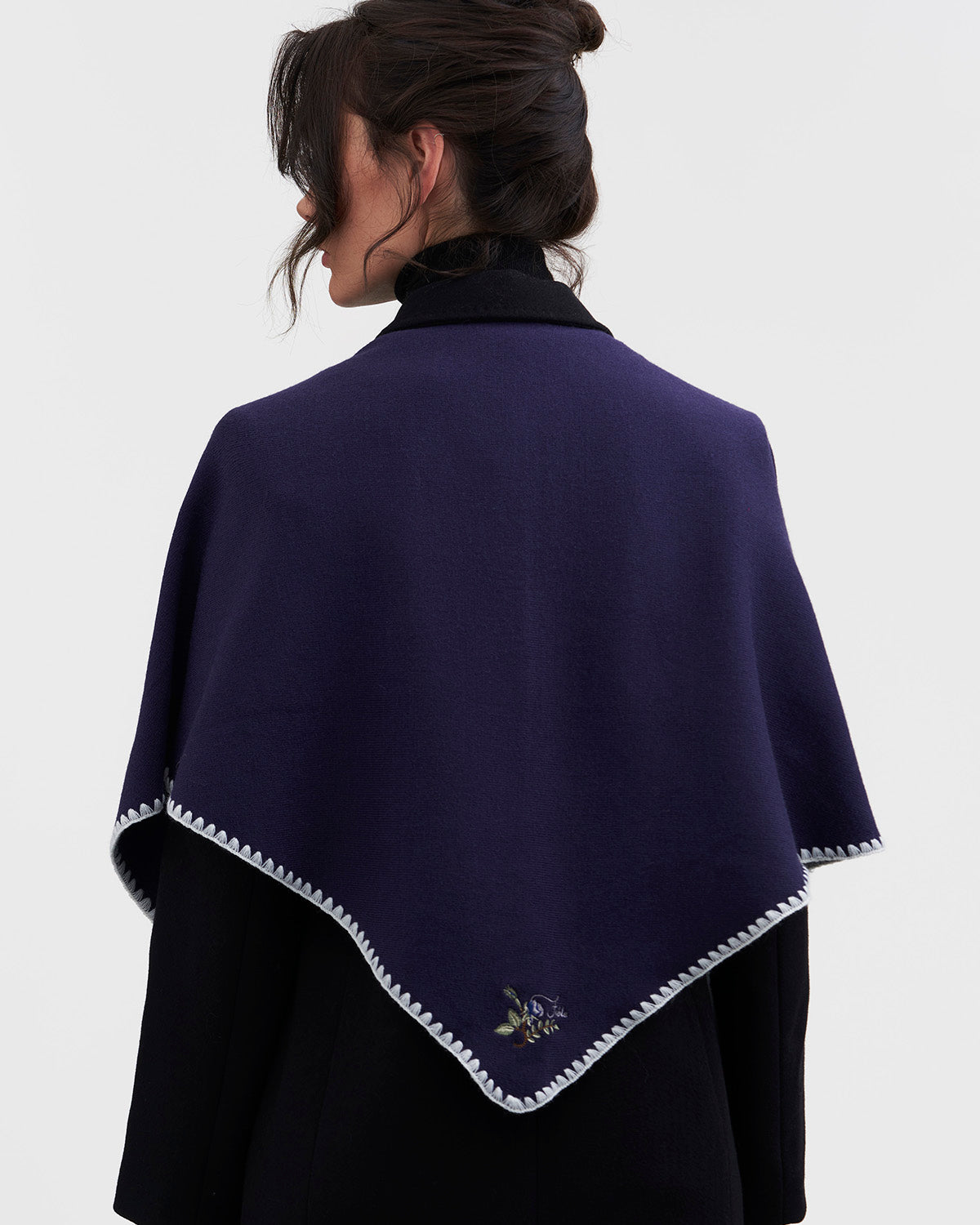 fable-blanket-stitch-triangle-scarf-tuch-blau image 1