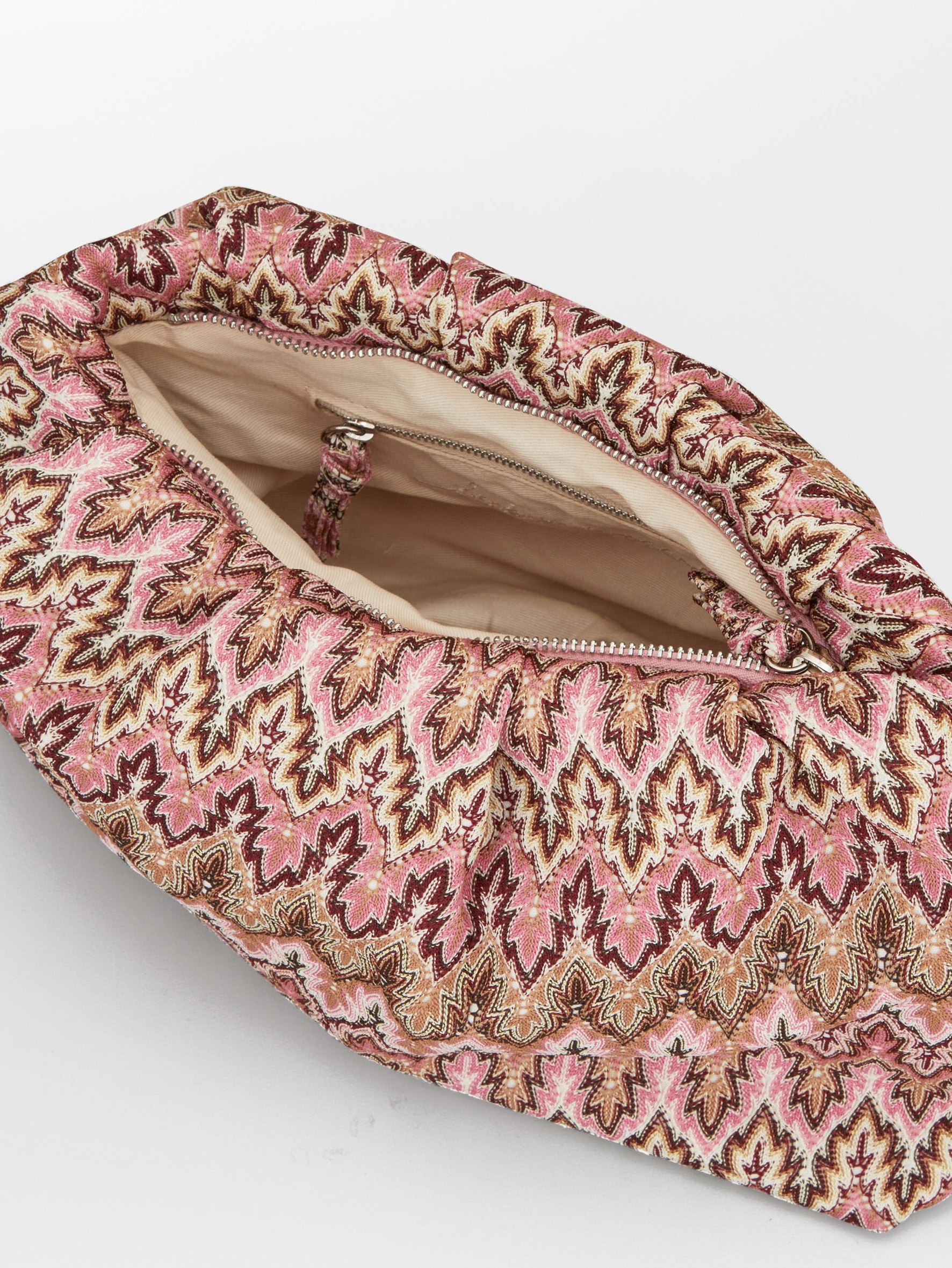 becks-ndergaard-pala-maxi-clutch-kosmetiktasche-rosa-30x20 image 4