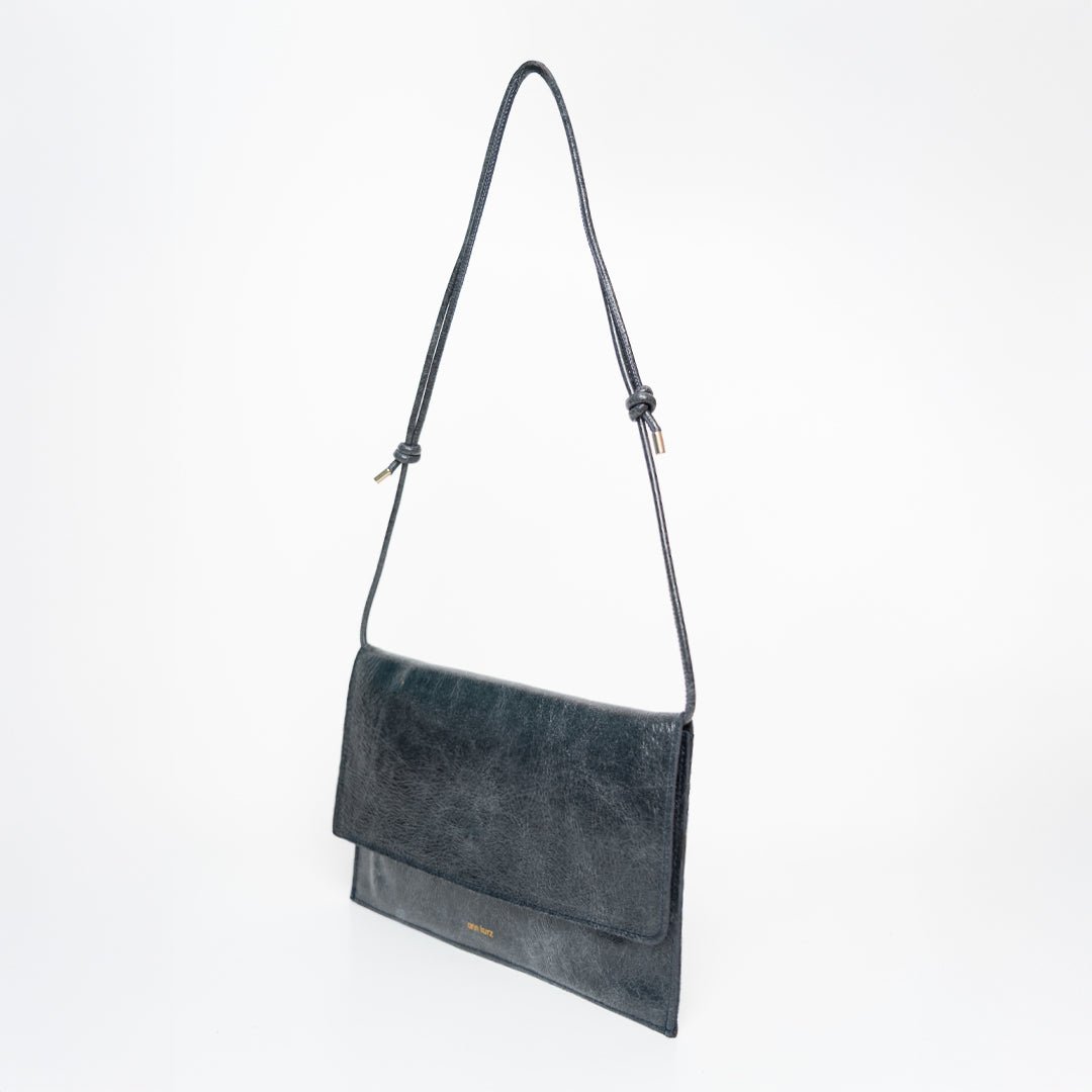 ann-kurz-thin-clutch-clutch-lackleder-navy image 4