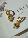 fable-england-jewellery-sacred-heart-huggie-ohrringe-gold-herz image 2