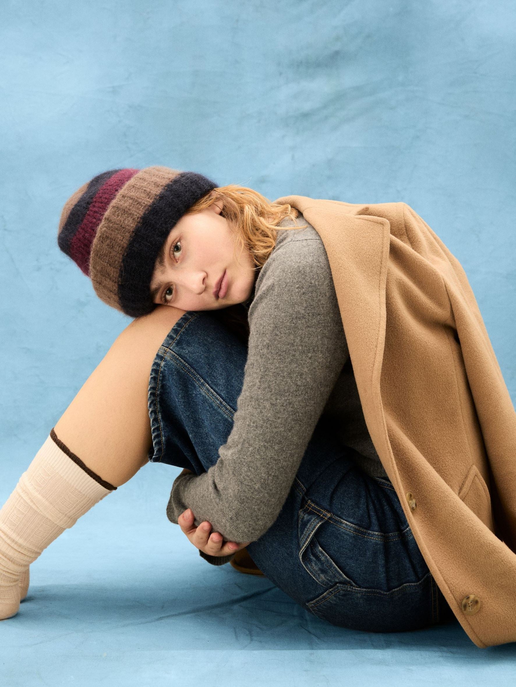 becks-ndergaard-striped-soloma-beanie-alpaka-burgundy-m-tze image 2