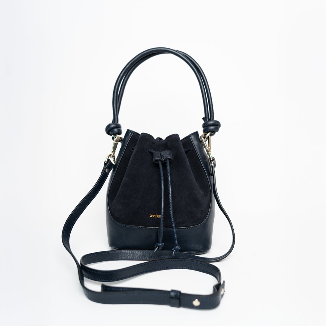 ann-kurz-mini-saku-beuteltasche-suede-mix-navy-mit-riemen image 1