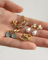 fable-england-forget-me-not-herz-ohrringe-gold-perle-emaille image 2