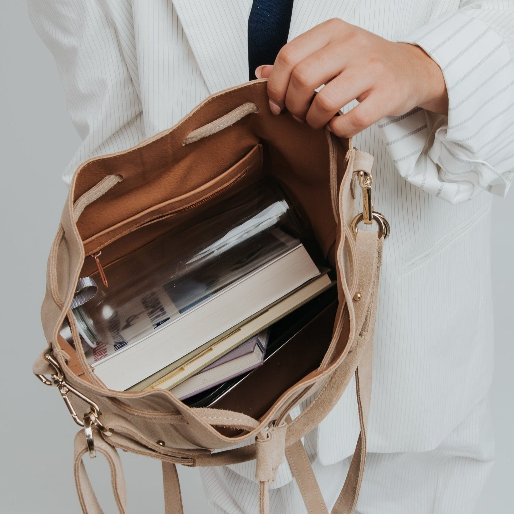 ann-kurz-saku-beuteltasche-suede-fango-leder image 6