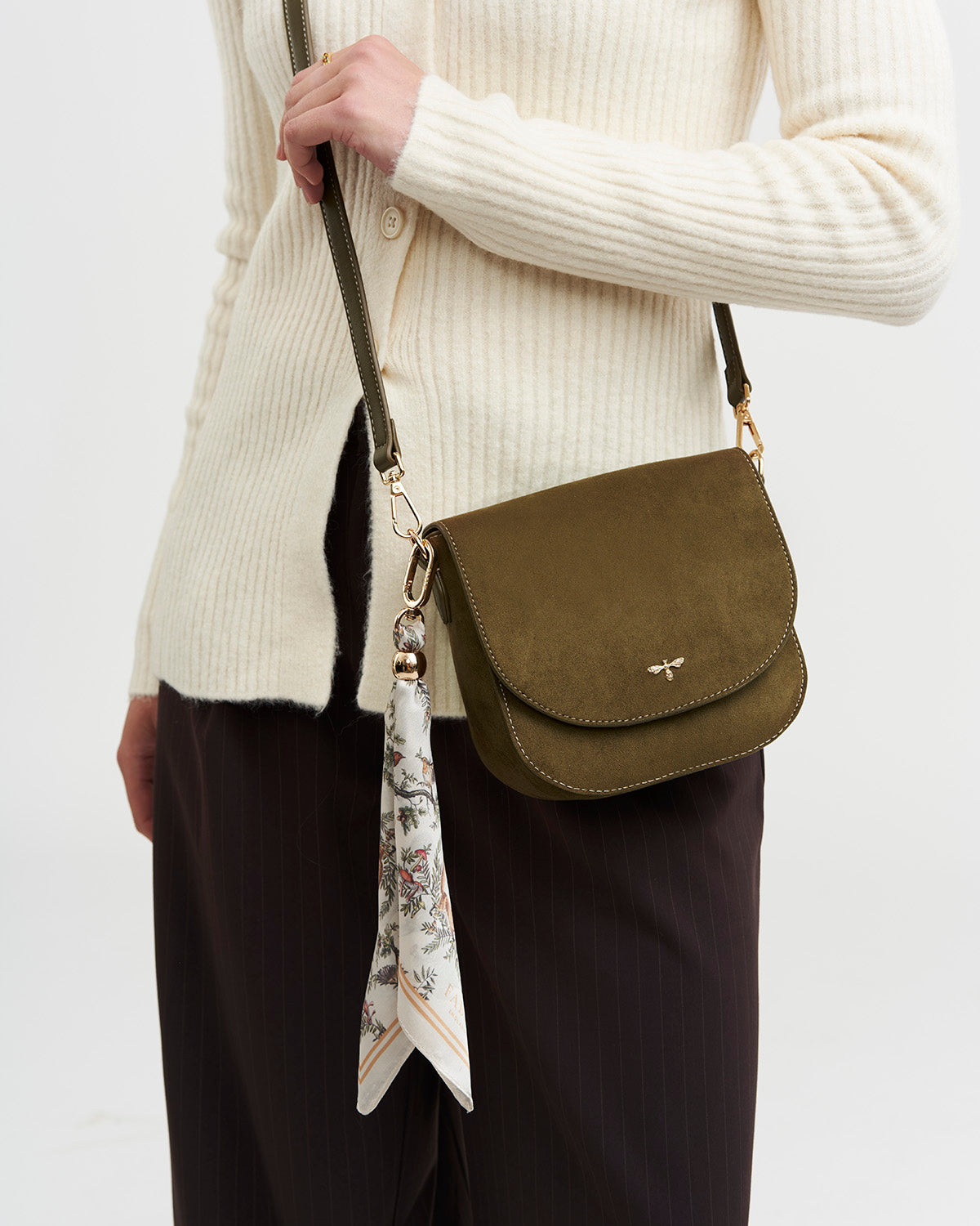 fable-england-beth-saddle-handtasche-khaki-wildleder image 2