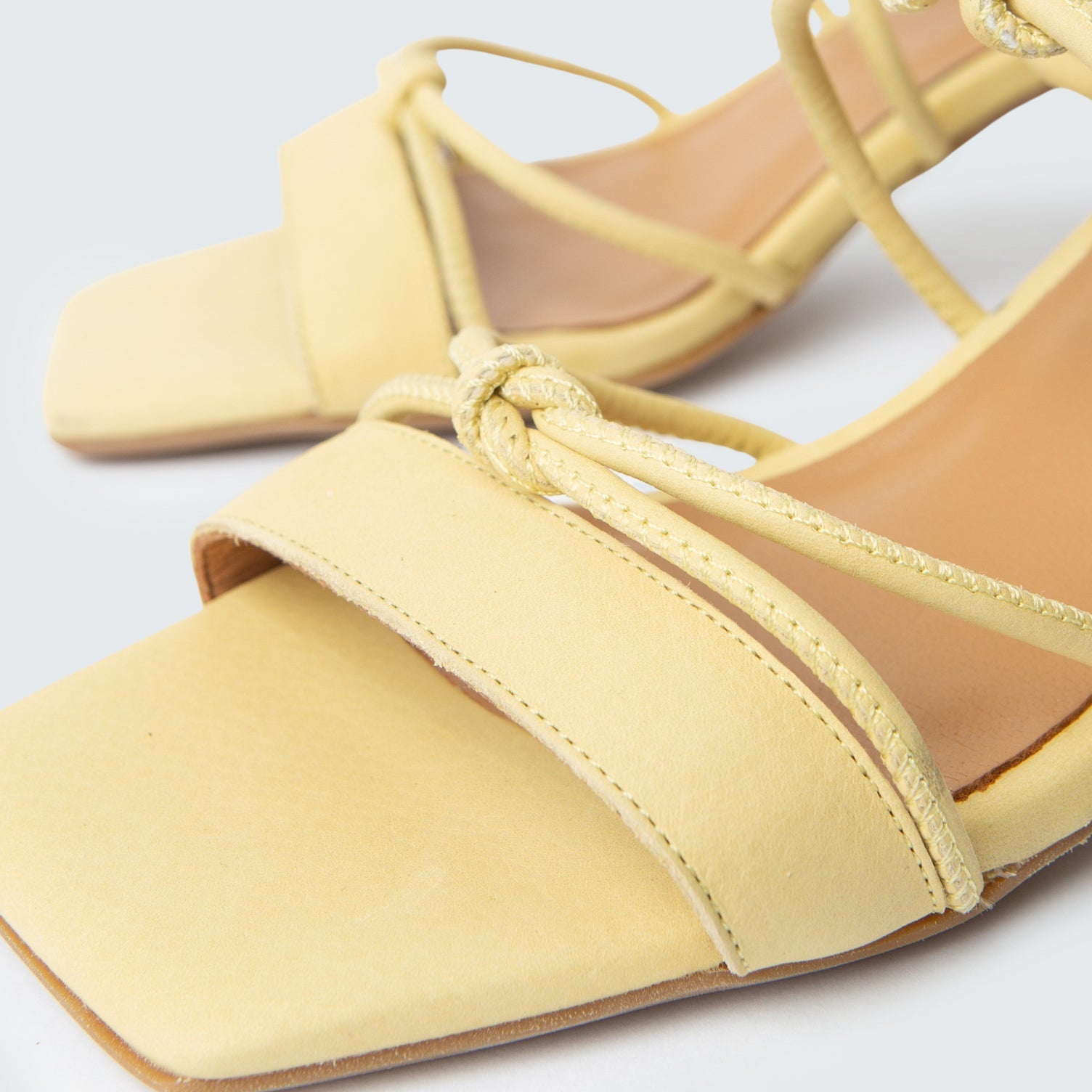 ann-kurz-heel-knots-sandalen-long-beach-nappa-leder image 2