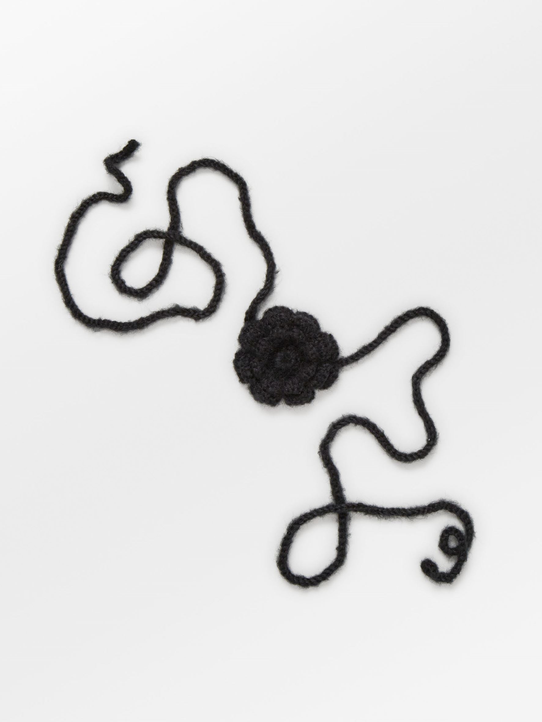 becks-ndergaard-buttercup-knit-choker-halsband-schwarz-strick image 1