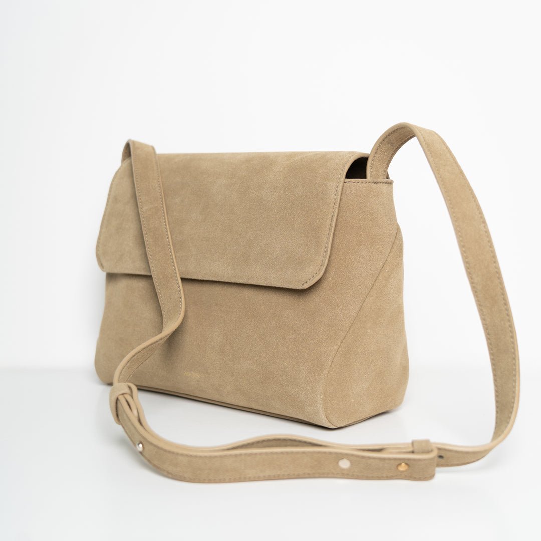 ann-kurz-crossbody-umh-ngetasche-recycled-suede-taupe-mit-klappe image 2