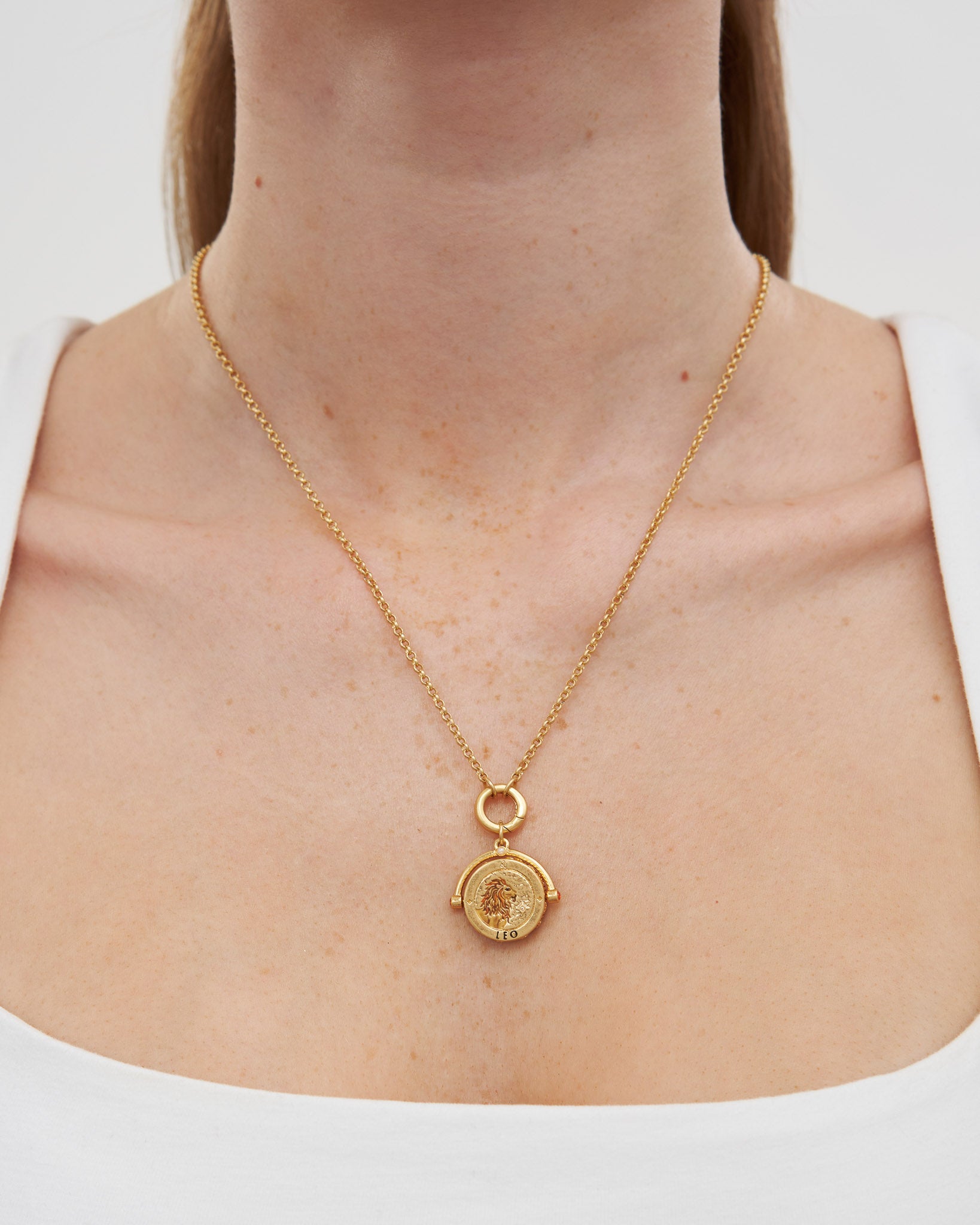 fable-england-jewellery-leo-spinner-halskette-gold-karneol image 2