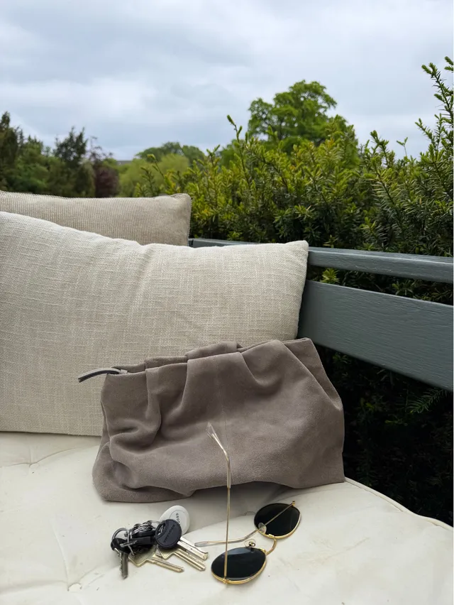 becks-ndergaard-suede-clutch-bag-abendtasche-porpoise-gray image 1