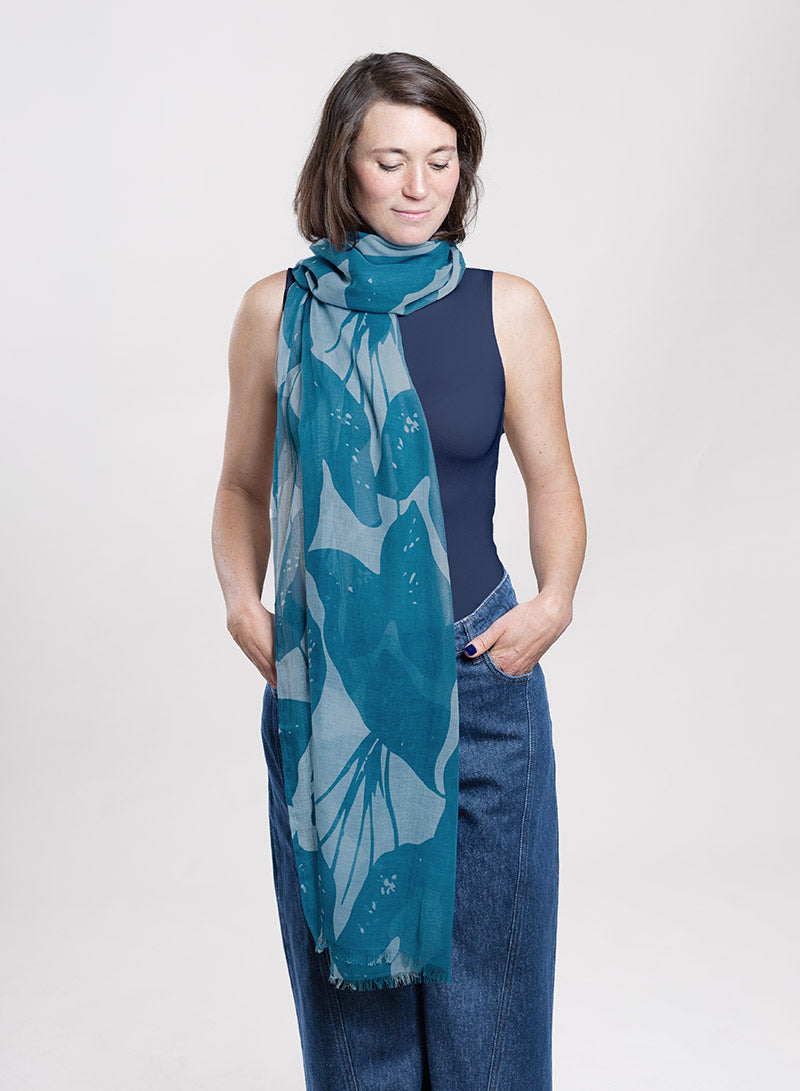 djian-fay-schal-aus-baumwolle-floral-blau-70x190-cm image 3