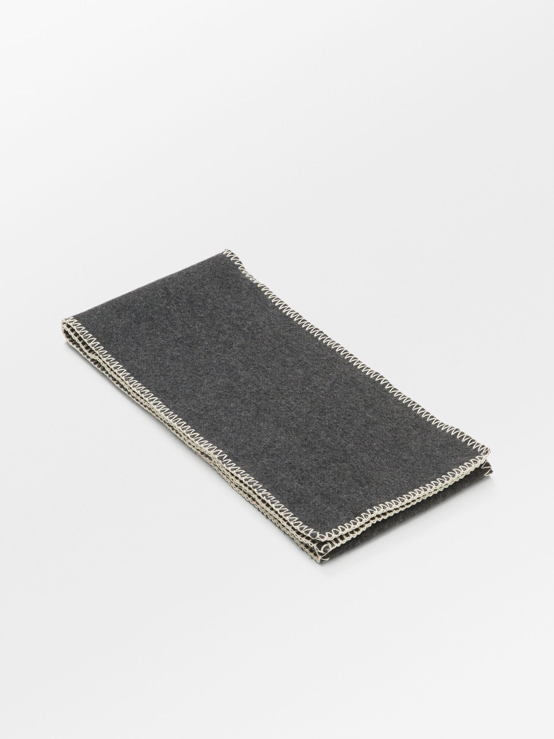 becks-ndergaard-stitch-wool-schal-dark-grey-wolle-25x200 image 2