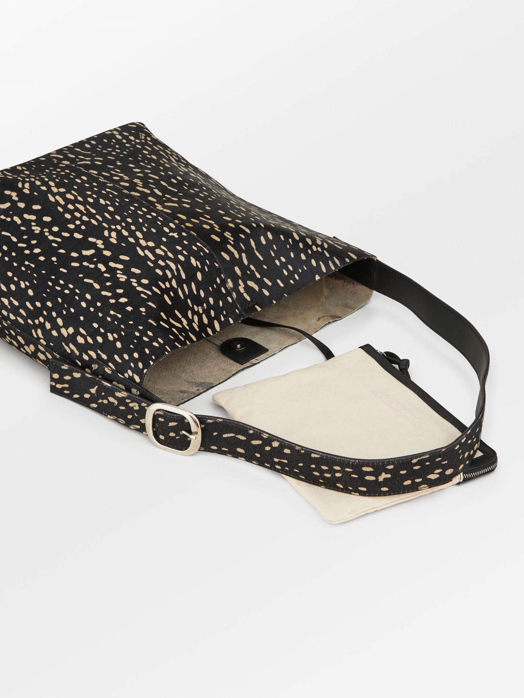becks-ndergaard-deery-mae-buckle-umh-ngetasche-schwarz-leder image 4
