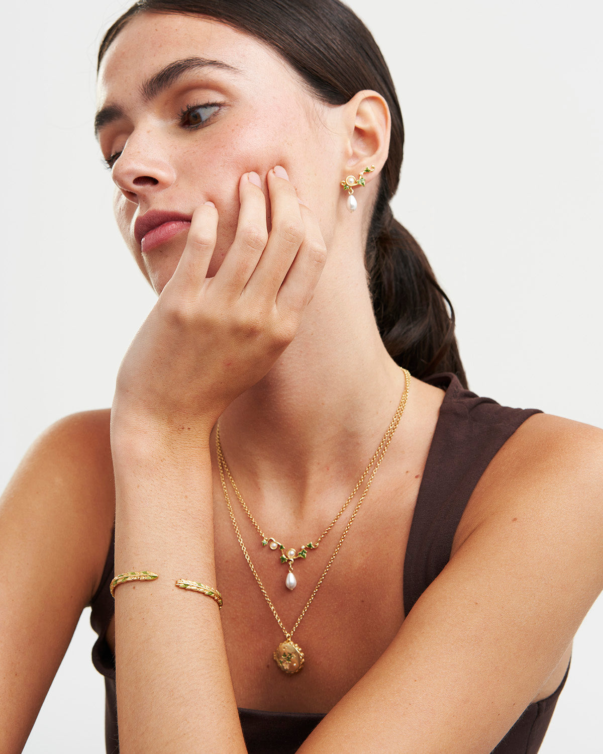 fable-england-ivy-pearl-climber-ohrringe-gold-perle image 2