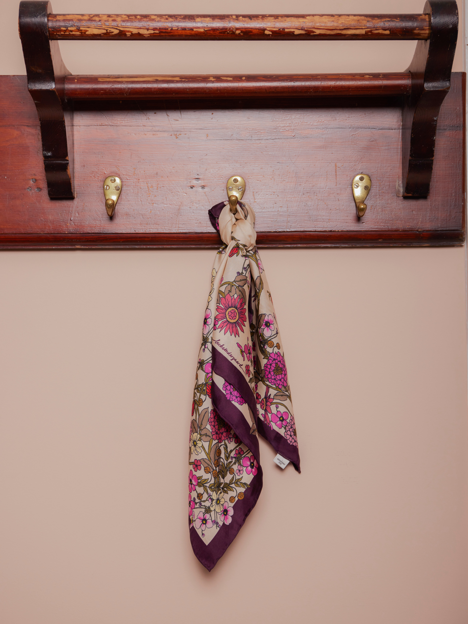 becks-ndergaard-elyfiora-sia-schal-seide-rosa-floral-65x65 image 1