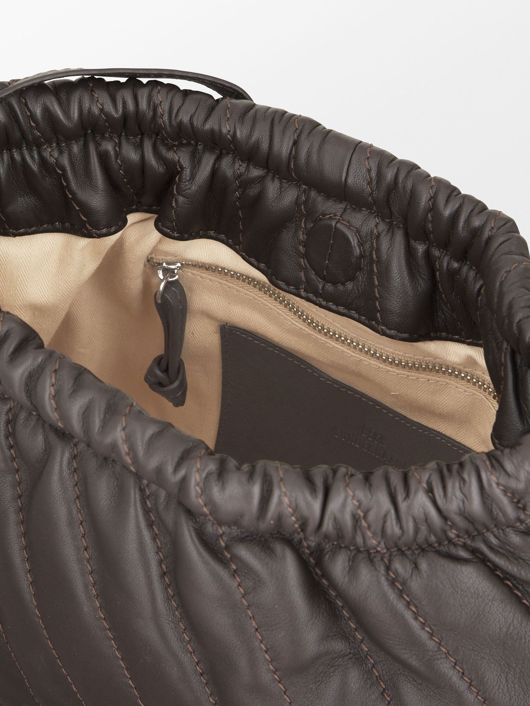 becks-ndergaard-quilla-gina-tasche-chocolate-torte-leder image 2