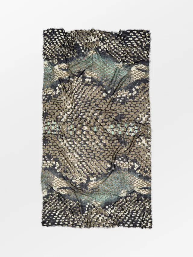 becks-ndergaard-roslyna-woo-schal-navy-wolle-punkte-100x200 image 1