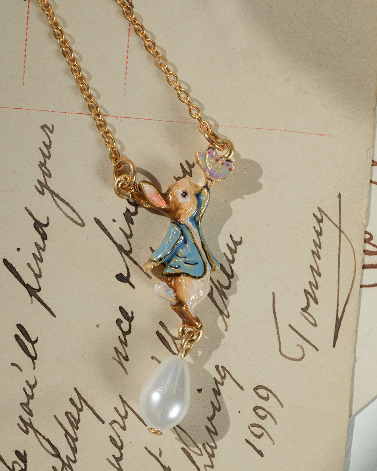fable-england-peter-rabbit-butterfly-pearl-halskette-gold image 2
