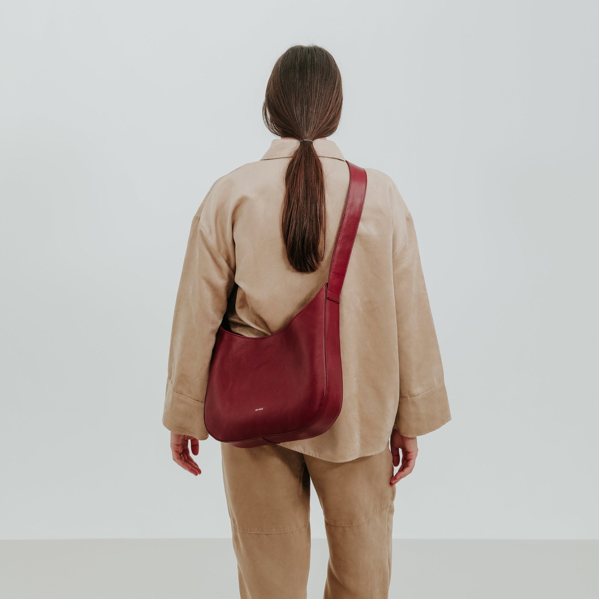 ann-kurz-versatile-hobo-shopper-lackleder-fango image 4